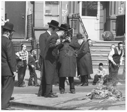 Orthodox Jews burn hametz in preparation for Passover